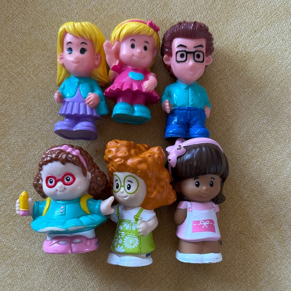 Set of 6 little people lot